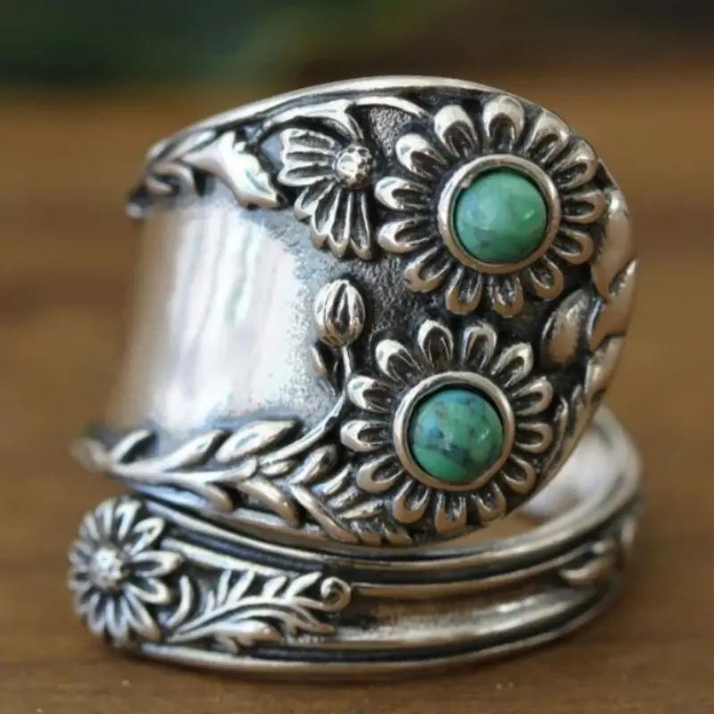 Zilverkleurige brede bandring met bloemen en turkoois in vintagestijl