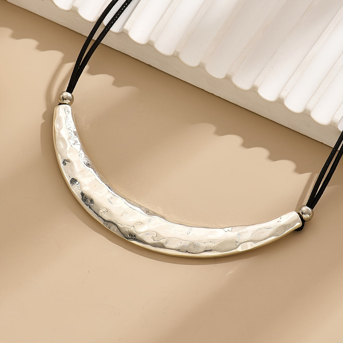 Vintage gehamerde choker met halve maan