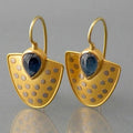 Vintage goudkleurige oorbellen met blauw kristal