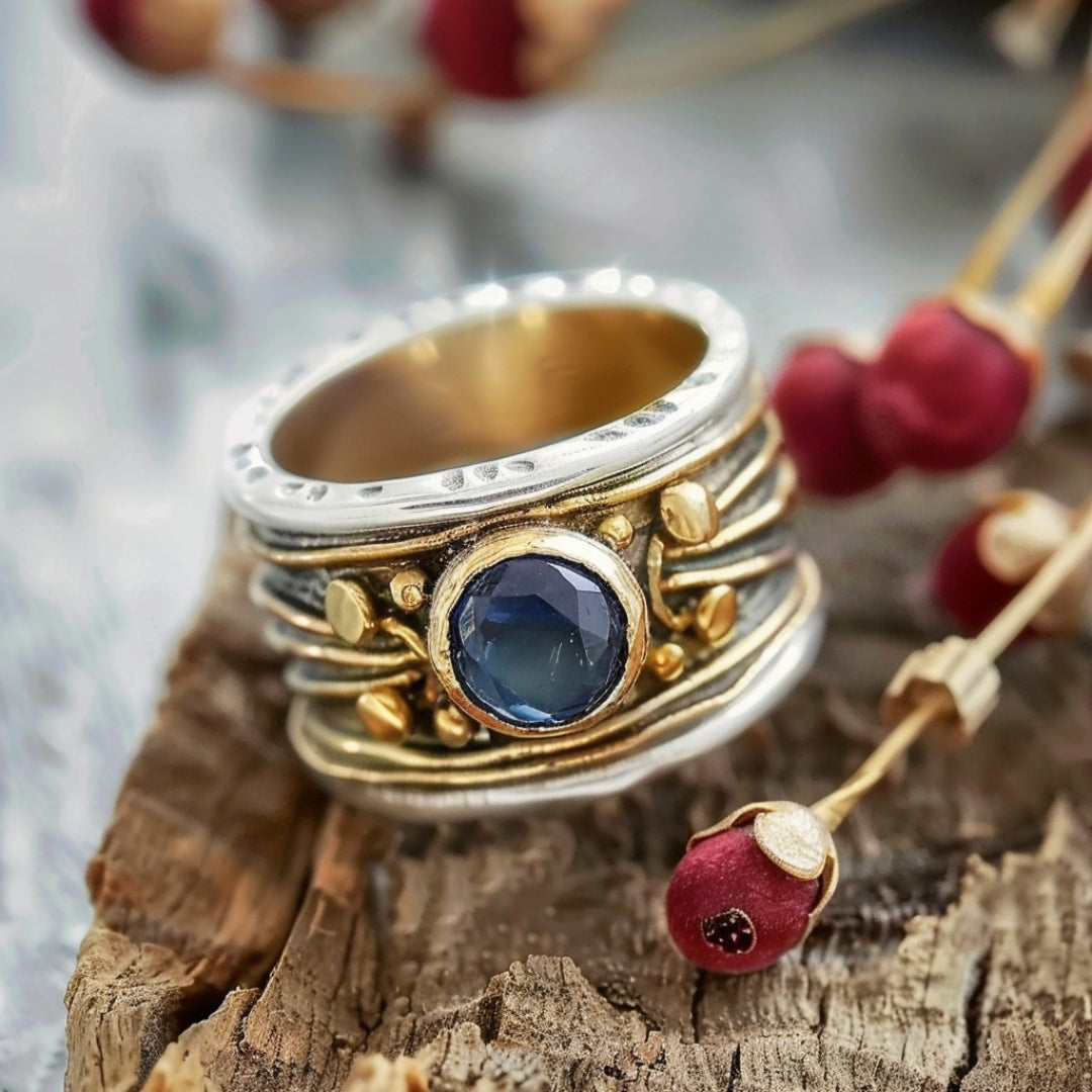 Goudkleurige ring met ingelegde blauwe steen
