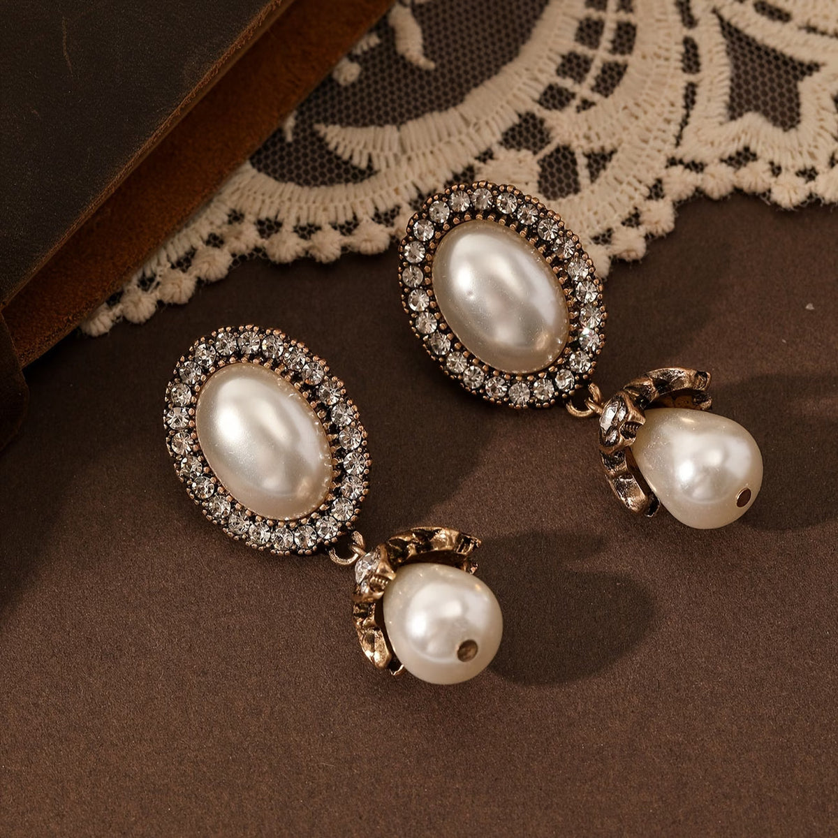 Brincos Pendentes Moldura de Pérolas Estilo Vintage