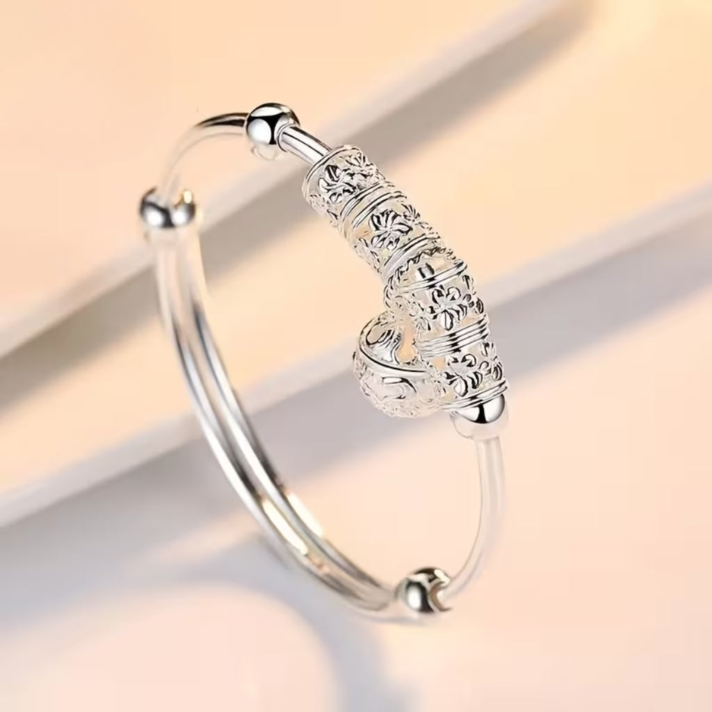 Boho zilverkleurige bangle met hartbedel