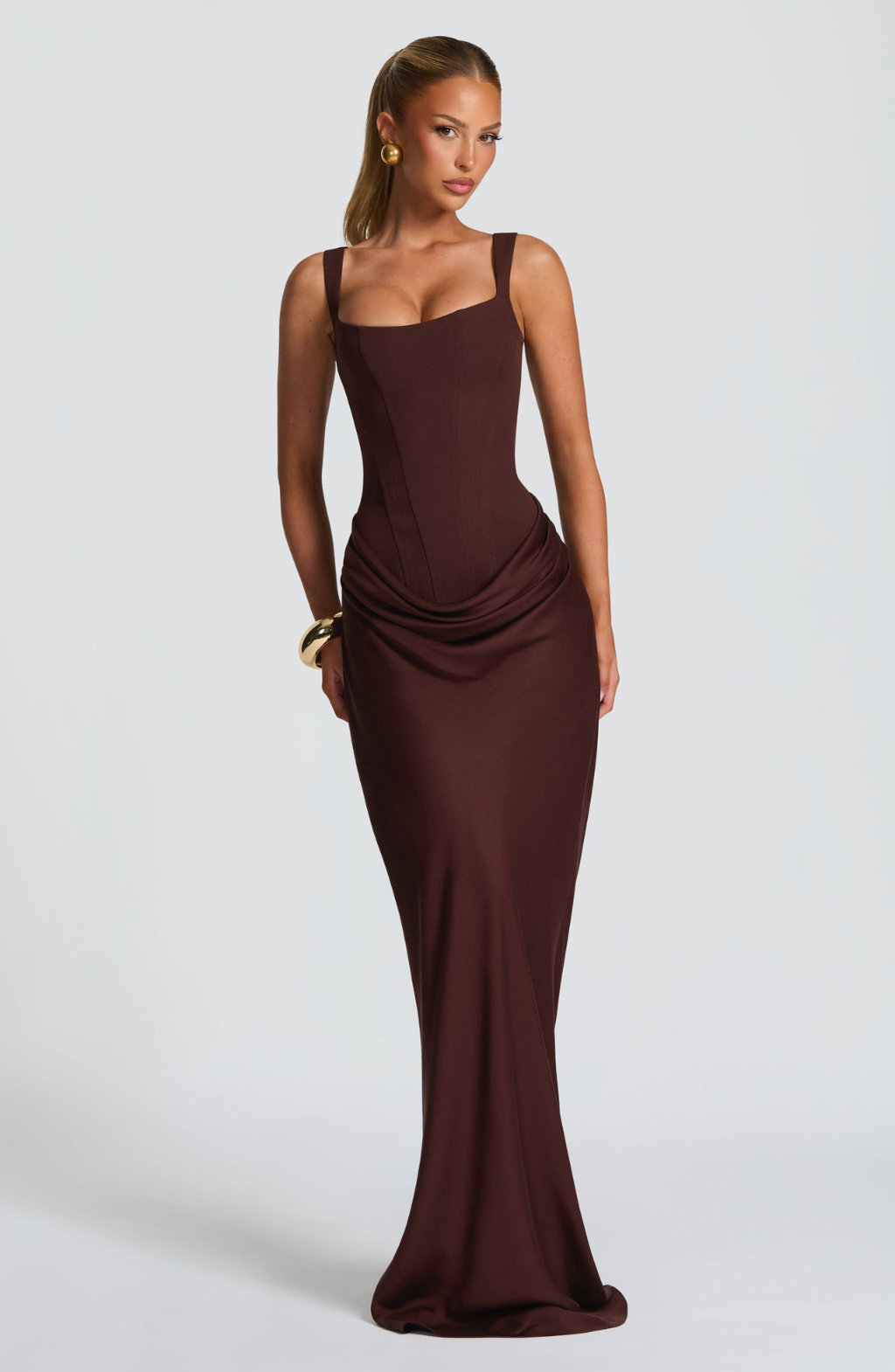 Gemodelleerde maxi-jurk met getailleerde taille en lange rok