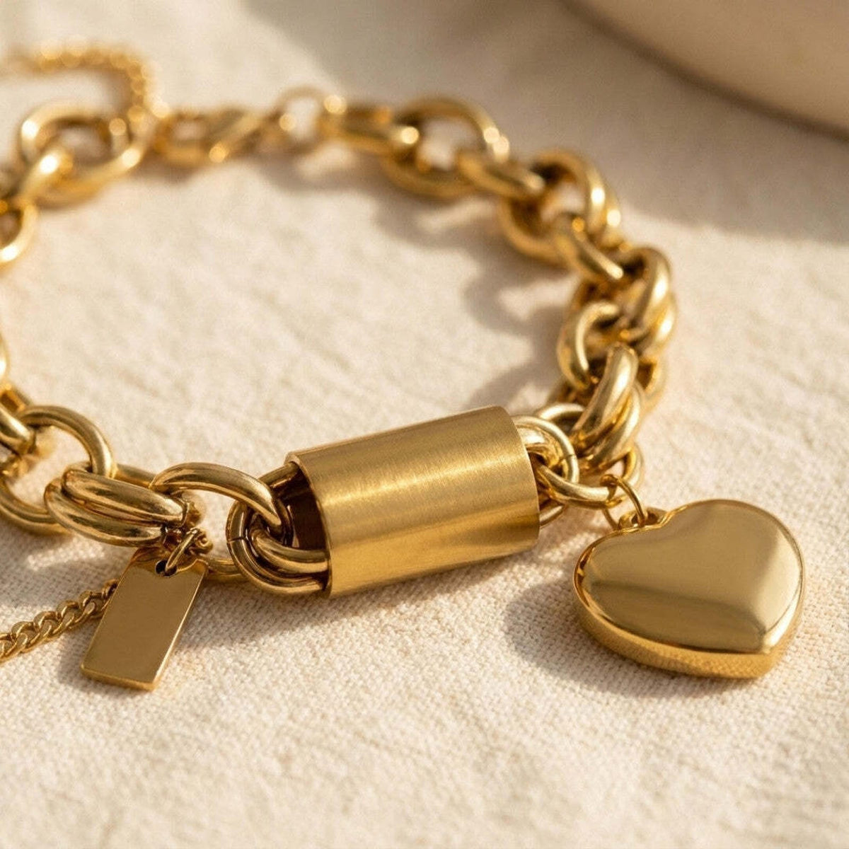 Goudkleurige schakelarmband met hartbedel