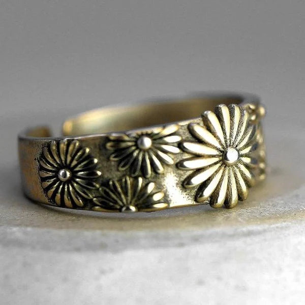 Goudkleurige bandring met madeliefjespatroon