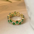 Verstelbare sprankelende open ring met smaragdlook in goudkleur