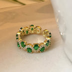 Verstelbare sprankelende open ring met smaragdlook in goudkleur