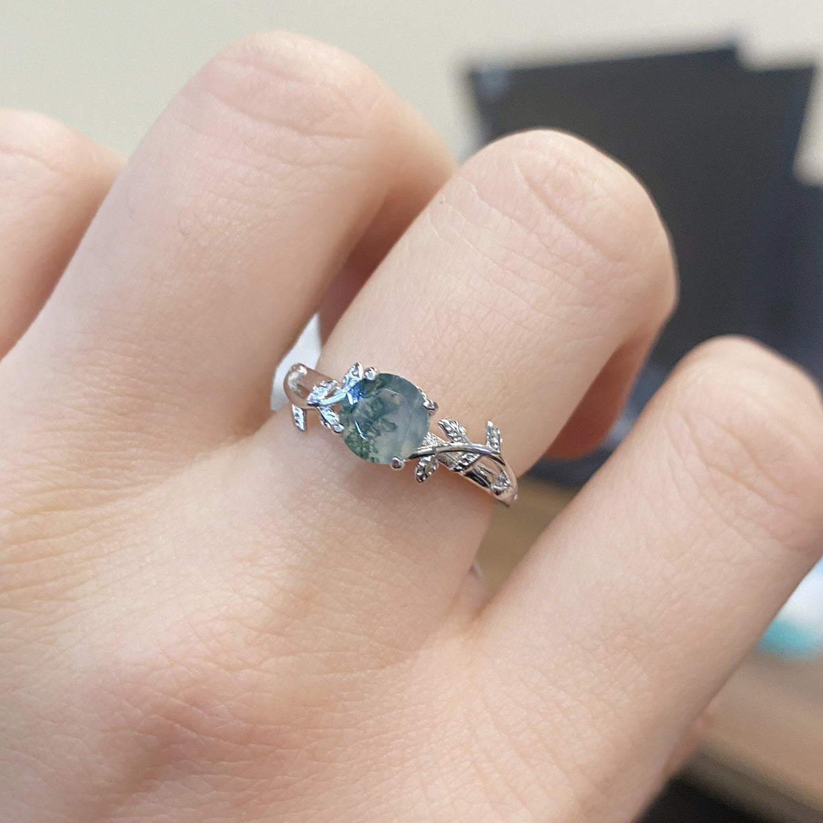Vintage-Style Silver-Tone Round Moss Agate Leaf Ring