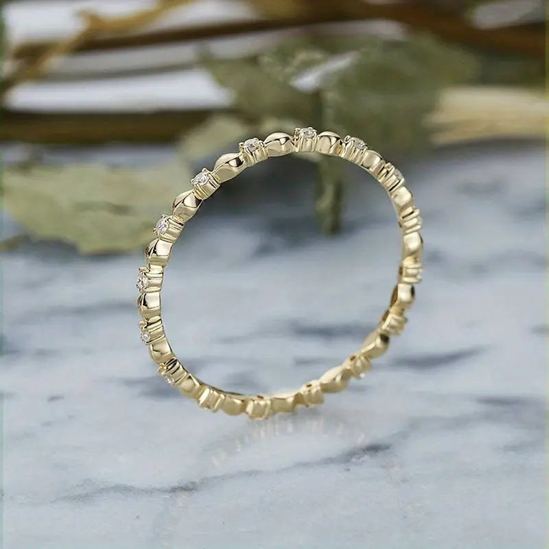 Klassieke vergulde ring met zirkonia-accent in diamantlook