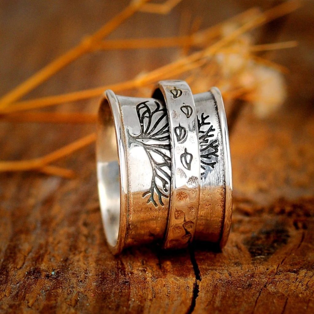 Håndudskåret drejelig livets træ-ring i vintagestil