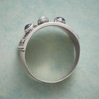 Geometrische gesneden ring met drie stenen en parel