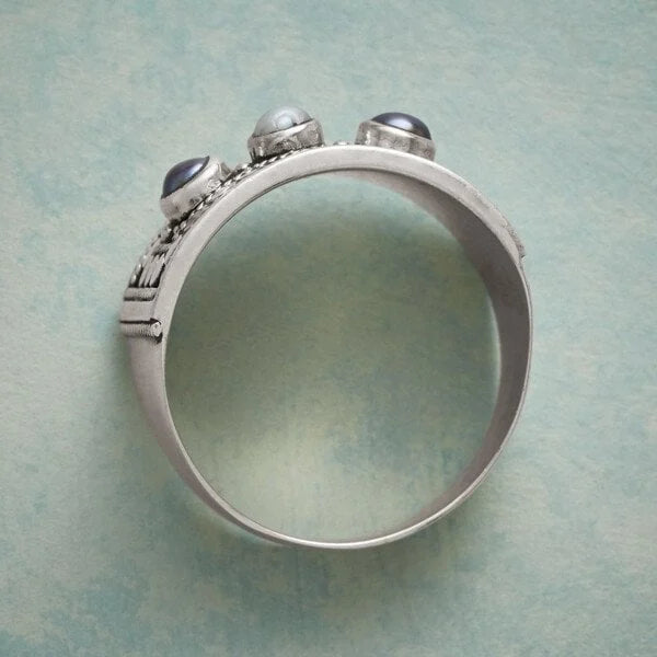 Geometrische gesneden ring met drie stenen en parel
