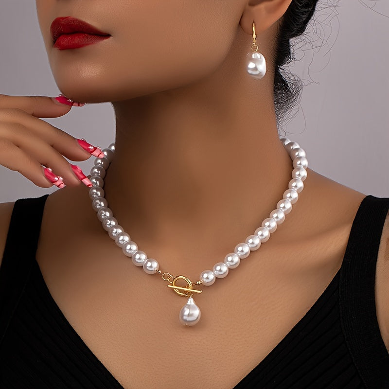 Franse retro set van oorbellen en ketting met barokke imitatieparels
