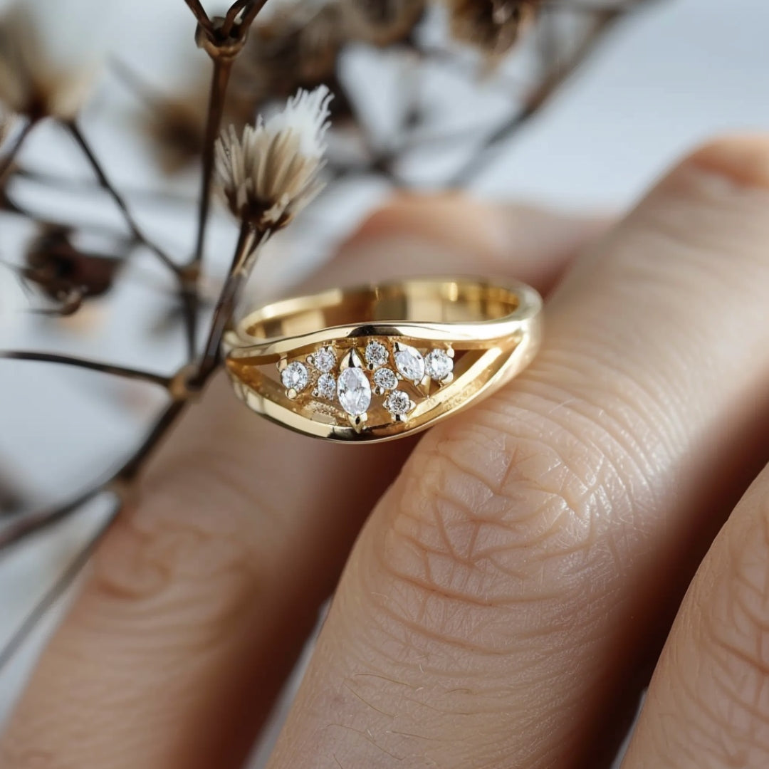 Sierlijke goudkleurige ring met ovaal kristalcluster