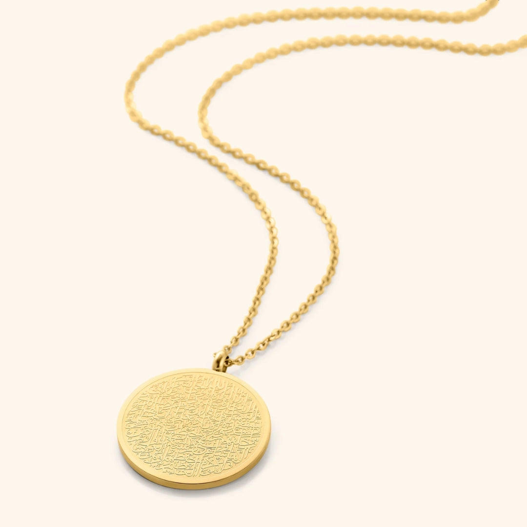 Goudkleurige ketting met gegraveerde ronde schijfhanger