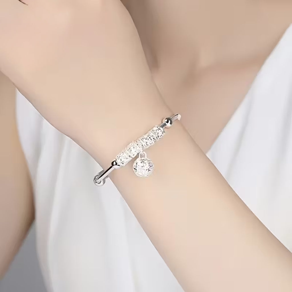 Boho zilverkleurige bangle met hartbedel