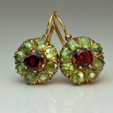 Ronde goudkleurige oorbellen met groen en rood kristal in vintagestijl