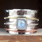Grove spinnerring met maansteen