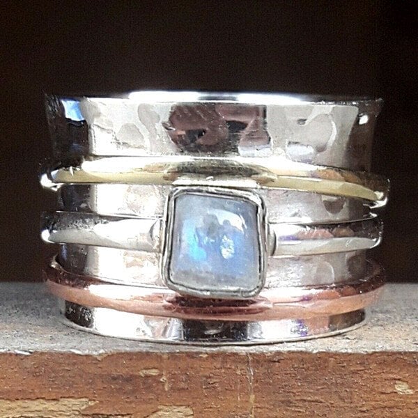 Grove spinnerring met maansteen