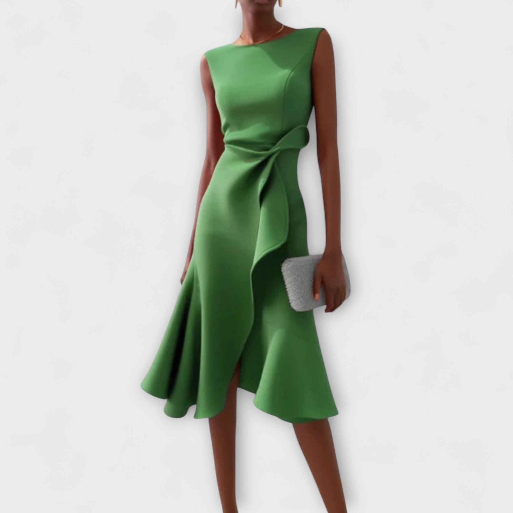 Mouwloze midi-jurk met asymmetrisch gedrapeerde rok