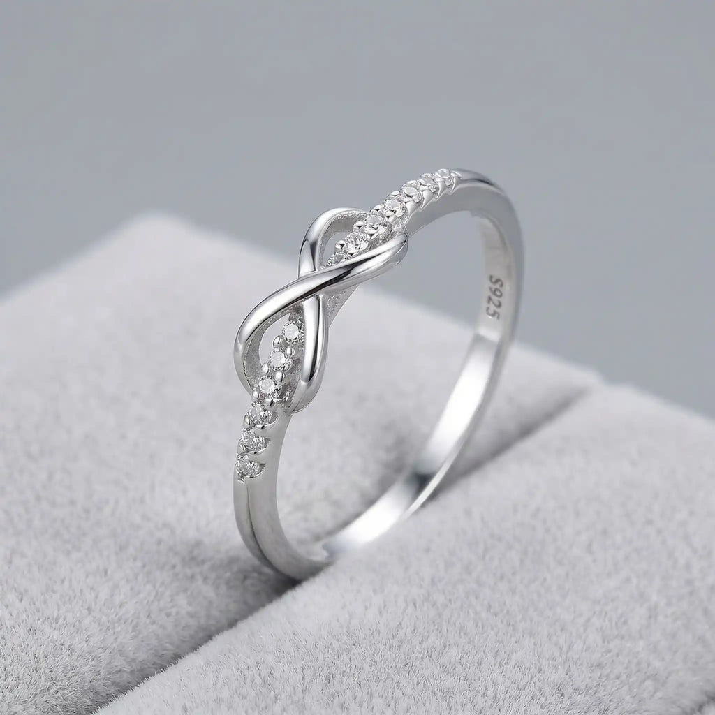 Ring met oneindigheidsknoop in sterling zilver