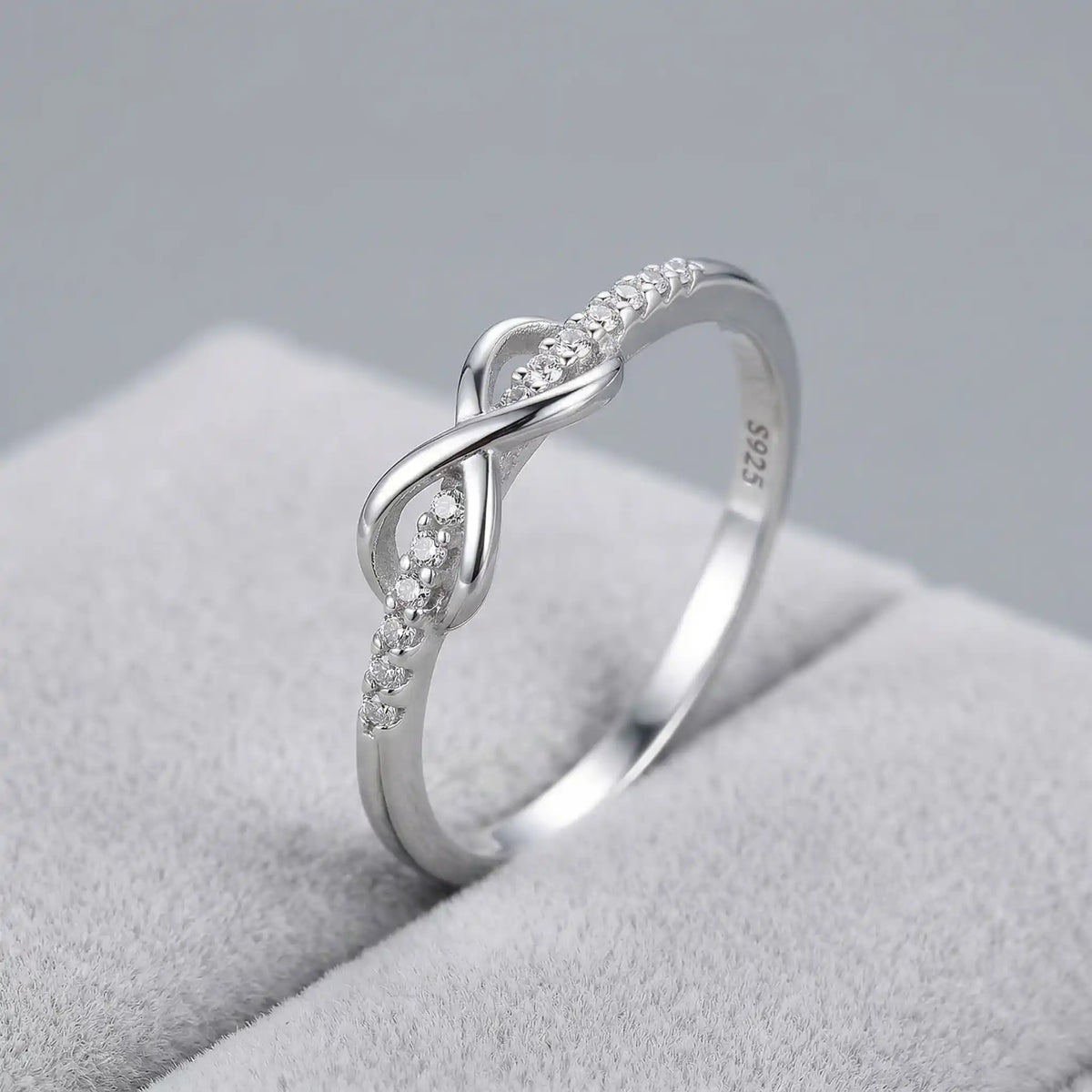 Ring met oneindigheidsknoop in sterling zilver