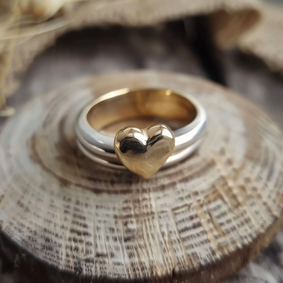 Zilverkleurige bandring met goudkleurig hartaccent