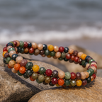Armband met veelkleurige gefacetteerde kralen en spiraaldesign