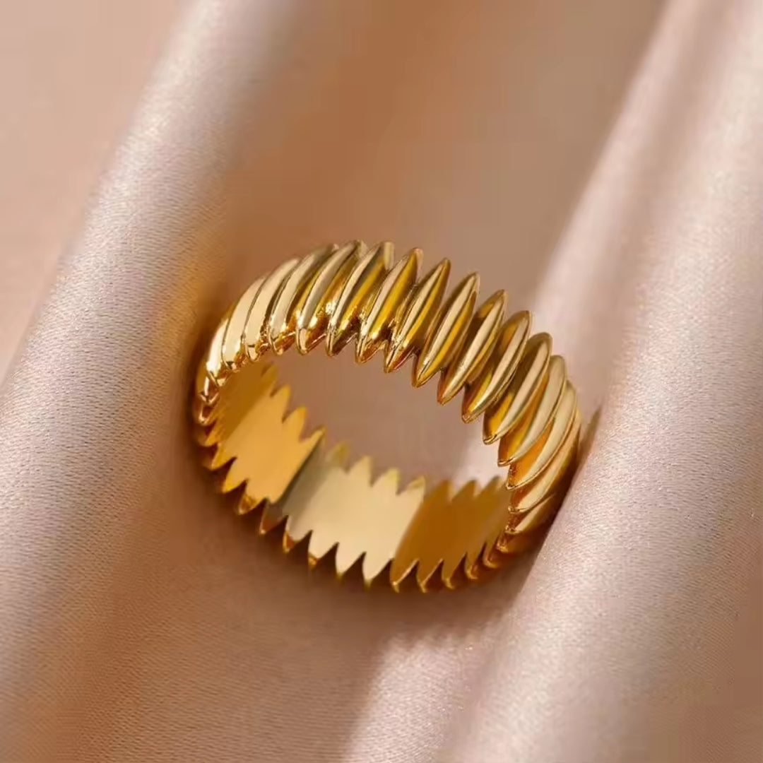 Minimalistische goudkleurige ring