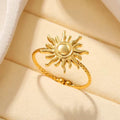 Goudkleurige ring met zonnestraalbedel op fijne band