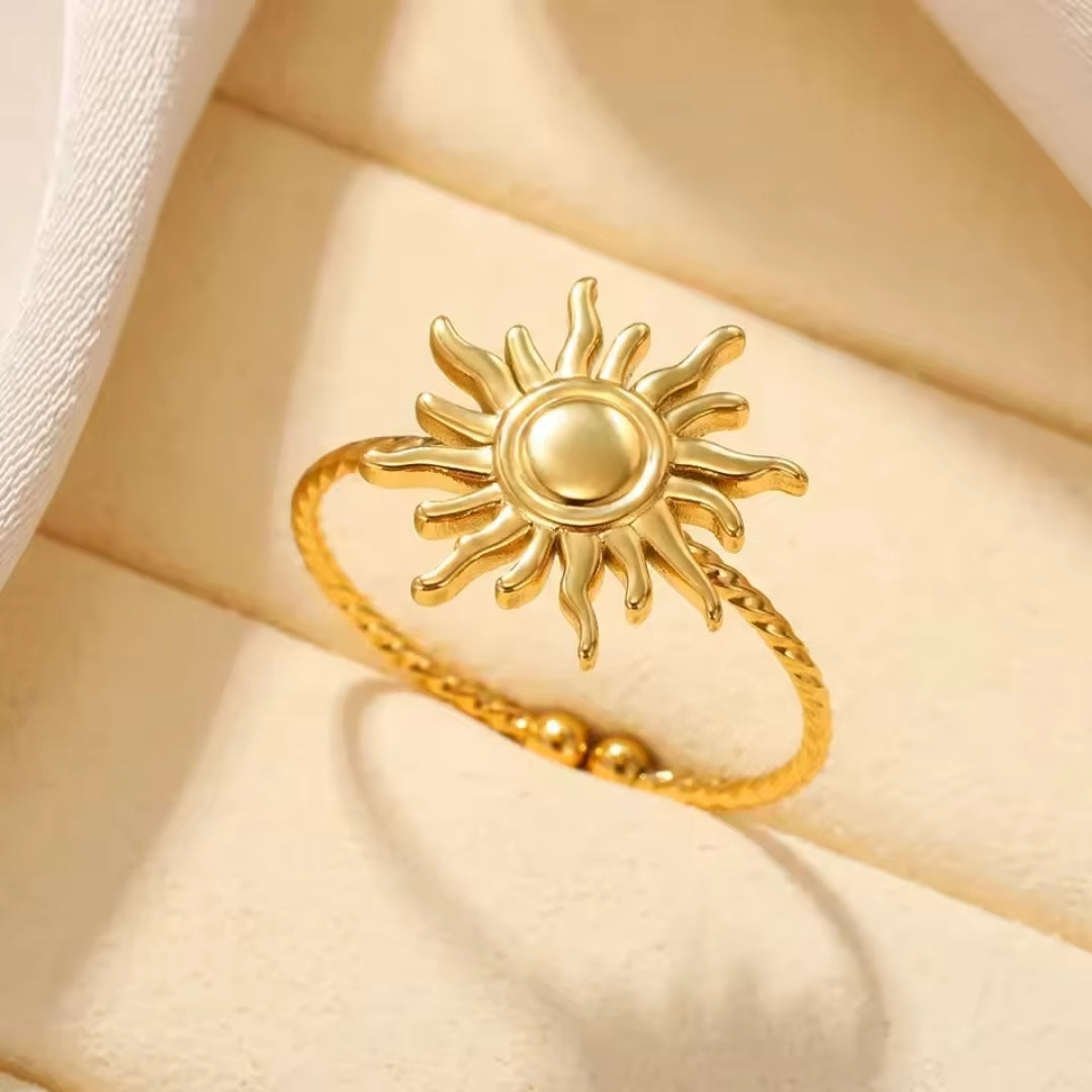 Goudkleurige ring met zonnestraalbedel op fijne band