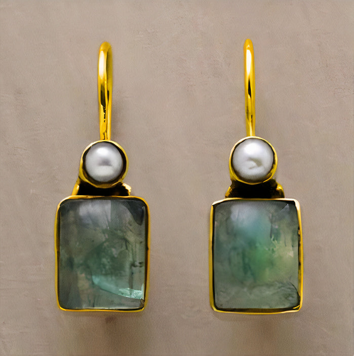 Brincos Retangulares com Pedra Verde e Pérola em Tom Dourado Estilo Vintage