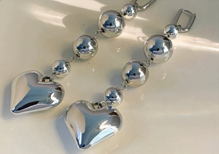 Zilverkleurige oorhangers met hartjesketting in vintagestijl