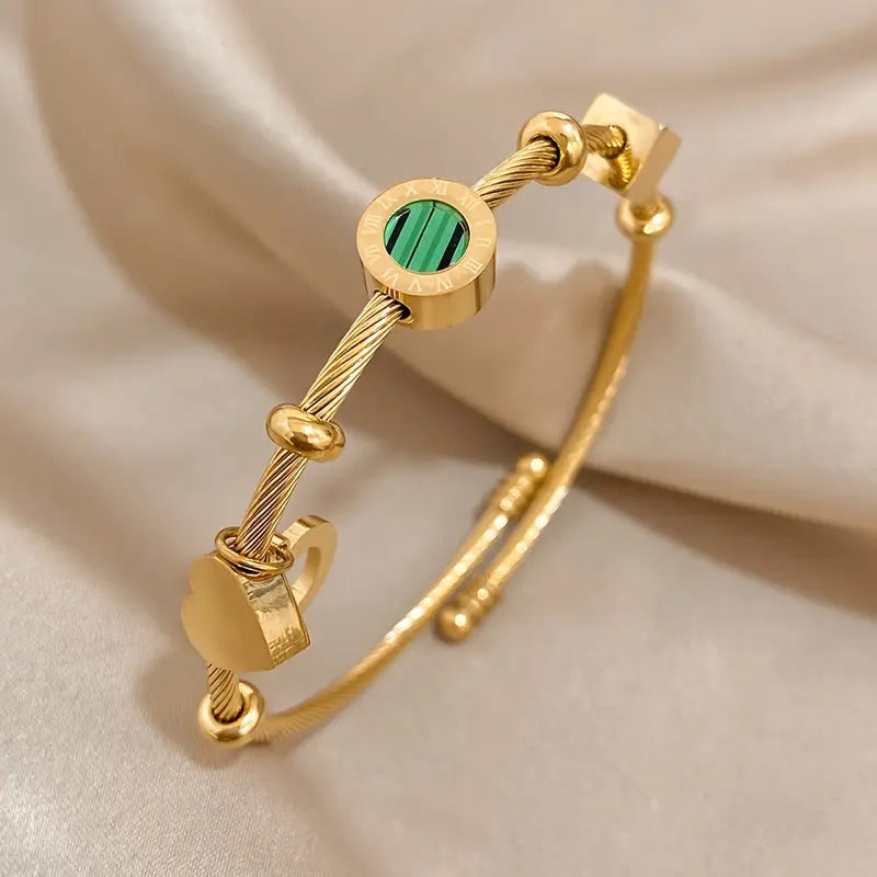 Goudkleurige bedelbangle met groene steenbedel