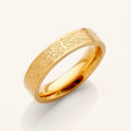 Goudkleurige bandring met textuur en gegraveerd patroon