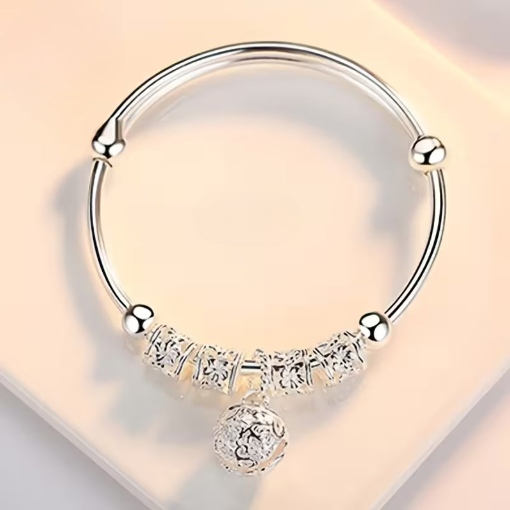 Boho zilverkleurige bangle met hartbedel
