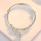 Boho zilverkleurige bangle met hartbedel