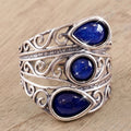 Bred ring i vintagestil med flere lapisblå zirkoniasten