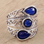 Bred ring i vintagestil med flere lapisblå zirkoniasten
