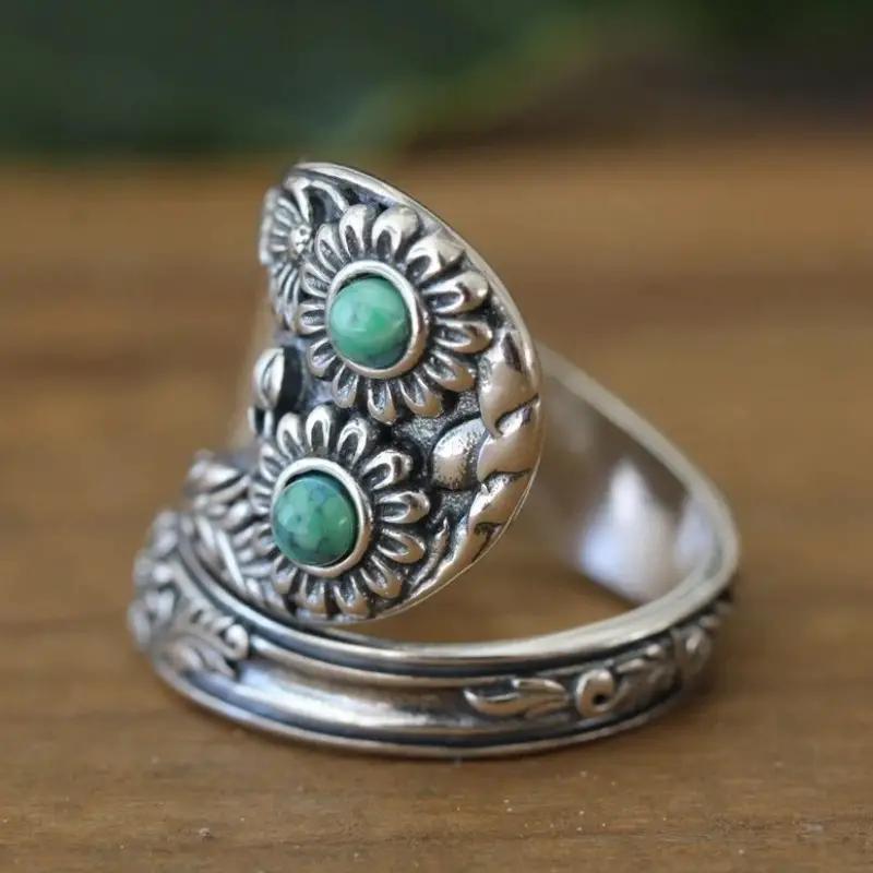Zilverkleurige brede bandring met bloemen en turkoois in vintagestijl
