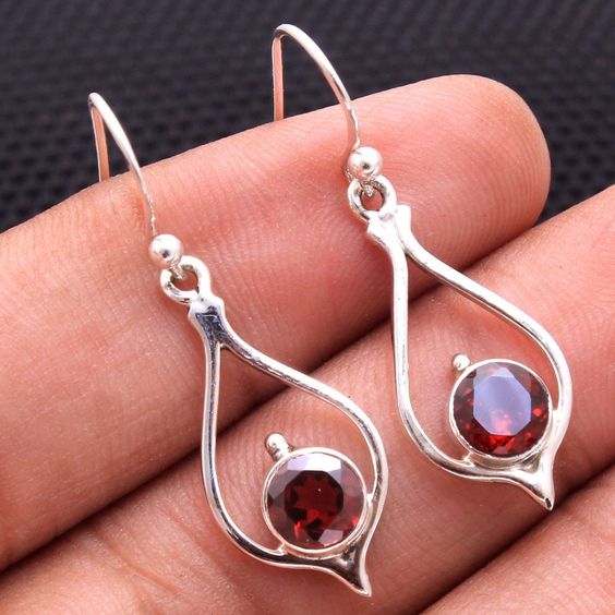 Vintage zilverkleurige oorhangers met rood kristal
