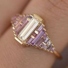 Goudkleurige ring met getrapte paarse glazen baguettes