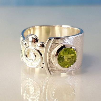 Vintage zilverkleurige ring met olijfgroen glas