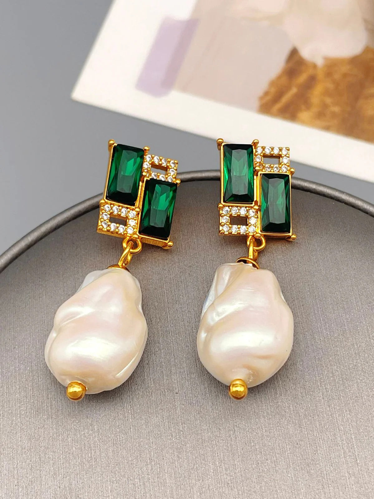 Brincos de Vidro Verde e Pérola Barroca Estilo Vintage