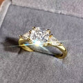 Ring met drie kussengeslepen stenen