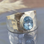 Bohemian vintage gehamerde ring met lichtblauwe zirkoon
