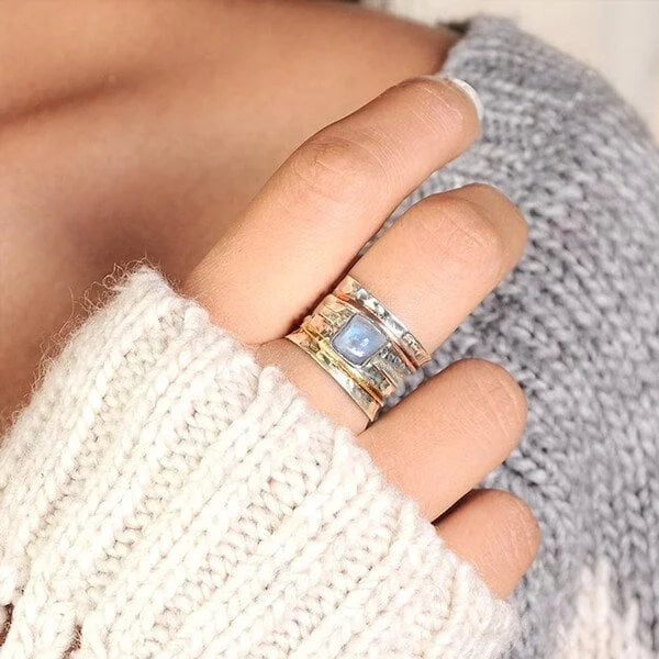Grove spinnerring met maansteen