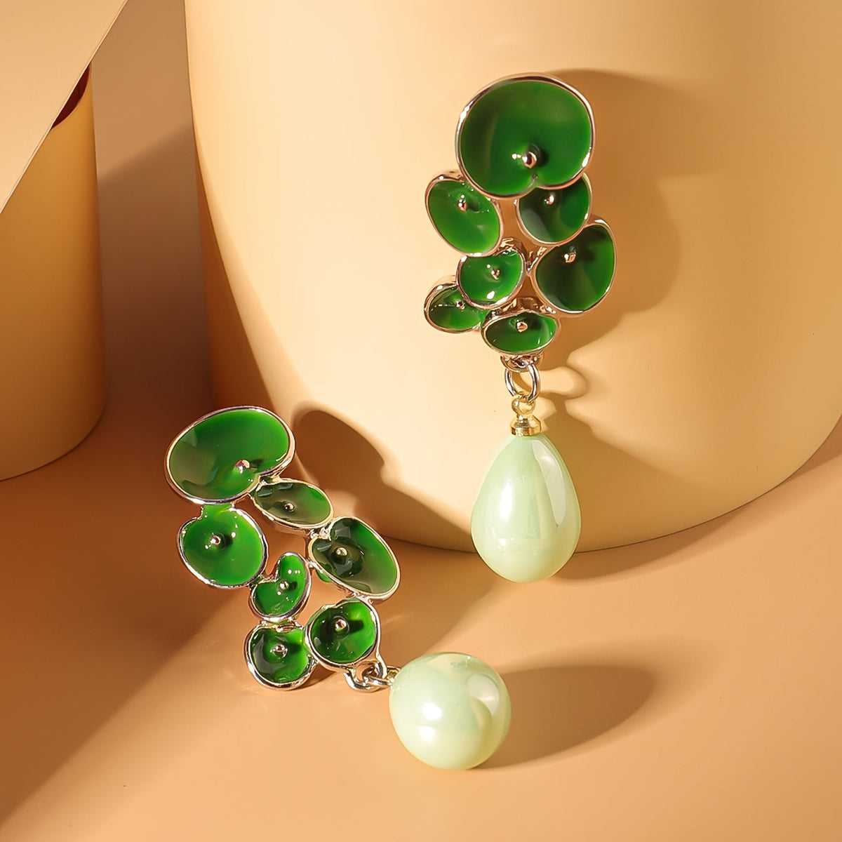 Bloemen-oorhangers met email en druppel van jade