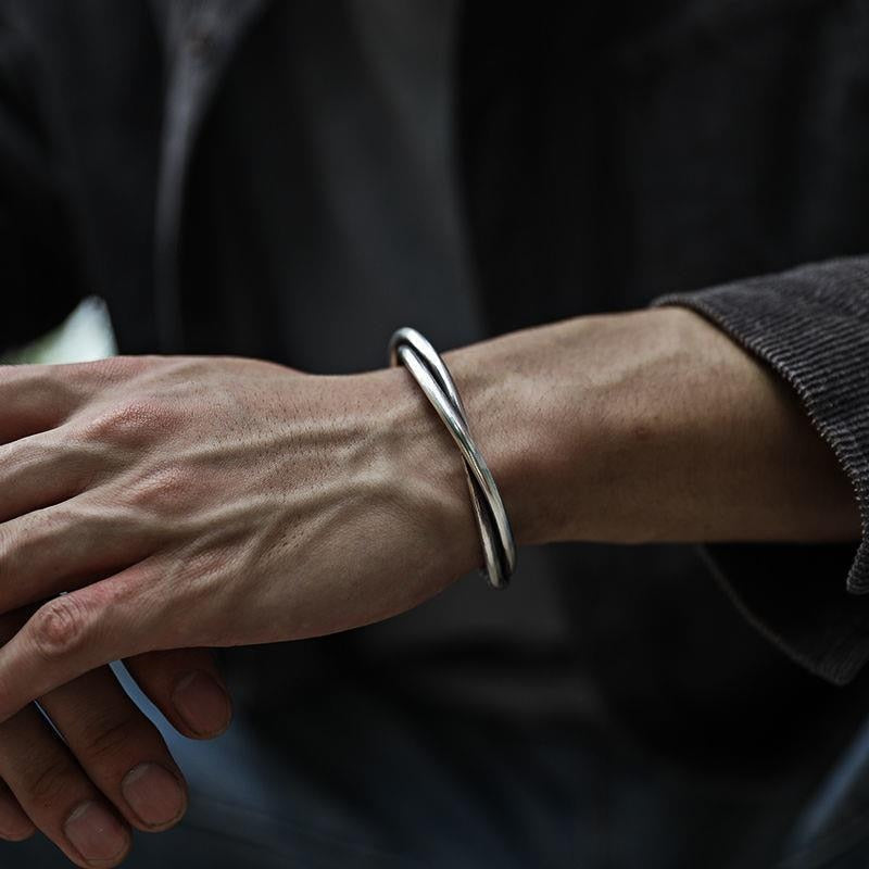Gedraaide bangle in zilverkleurig metaal
