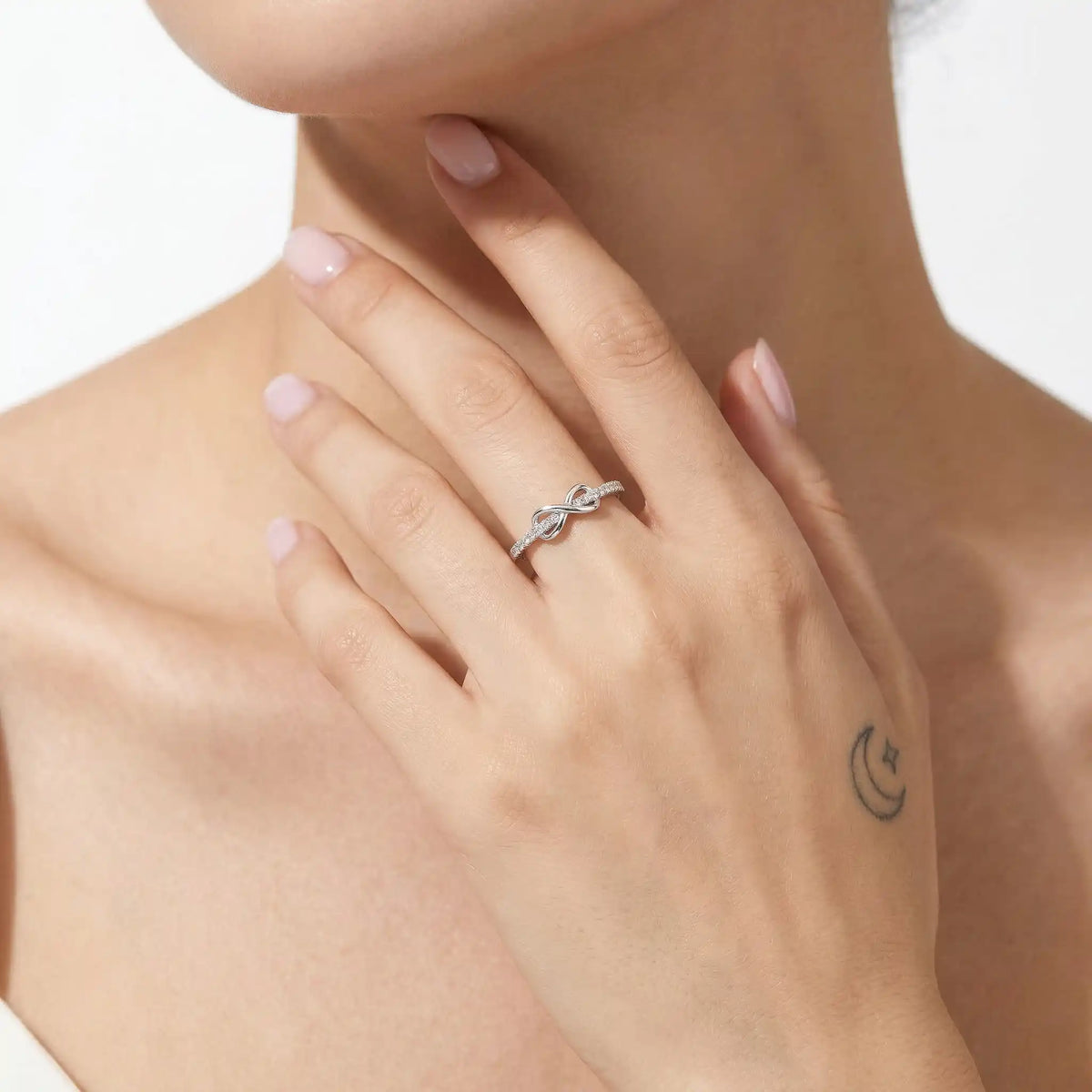 Ring met oneindigheidsknoop in sterling zilver